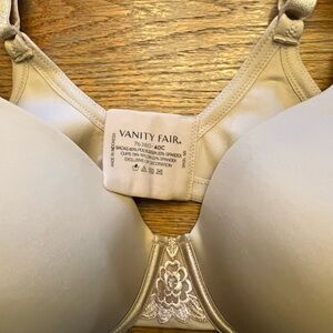 Vanity Fair Cream Bra with Elegant Lace Design